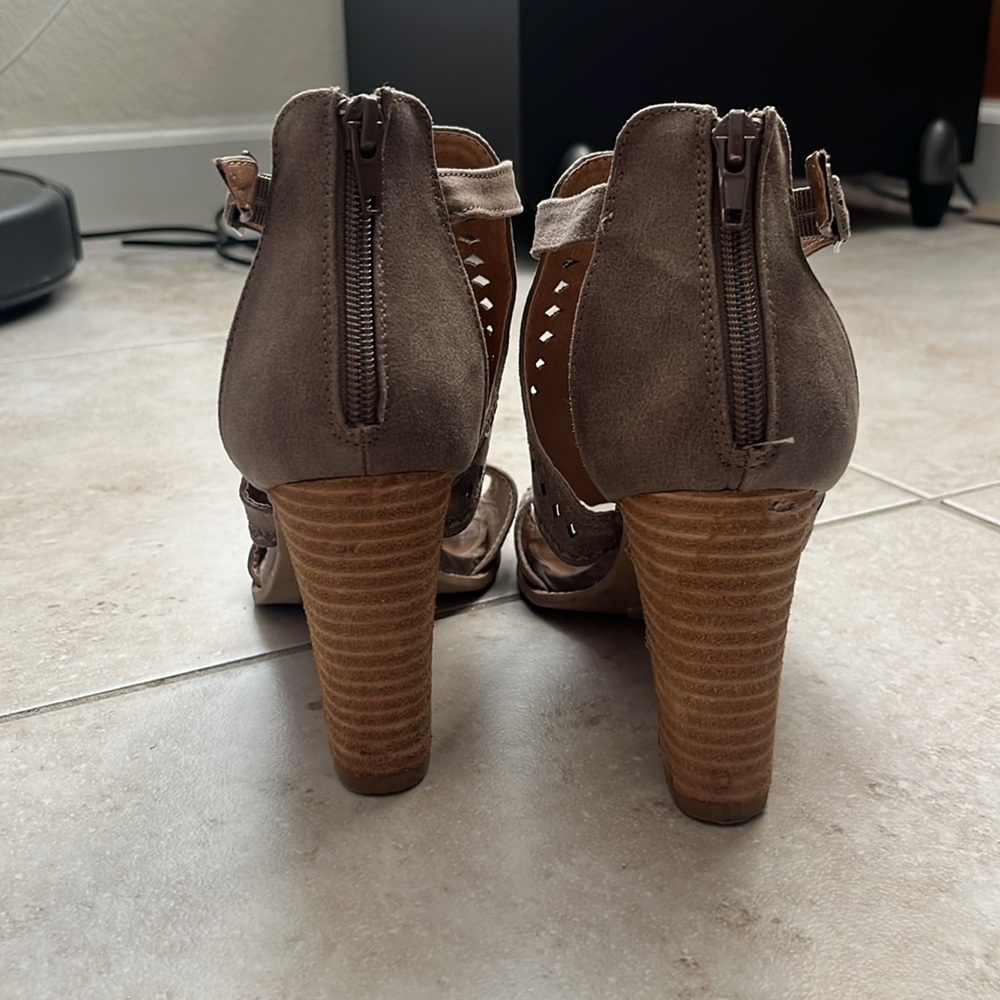 Report Rosalet heels, worn once, beautiful taupe color. Very comfortable - Picture 3 of 4